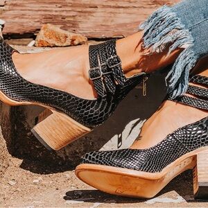 RANDI BLACK SNAKE NWOT